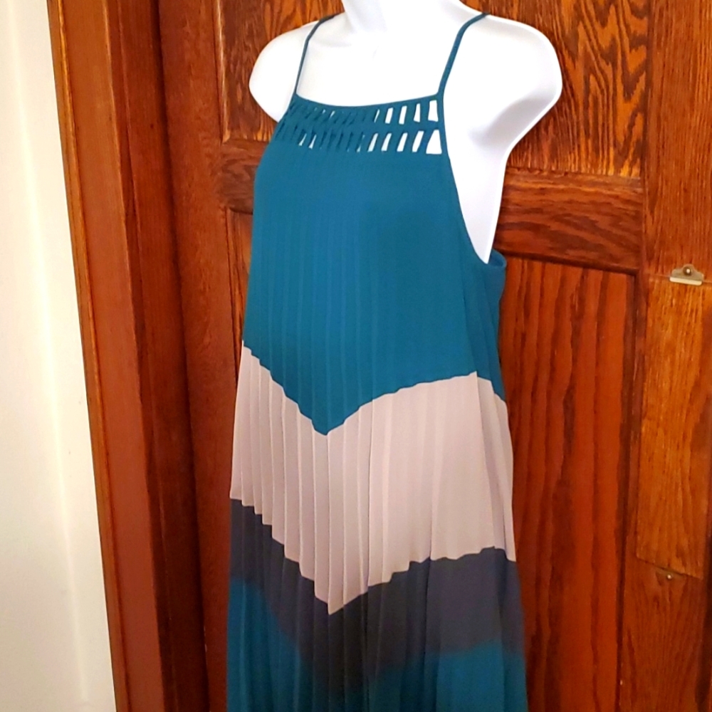 A-line Color Block Pleated Midi Dress
